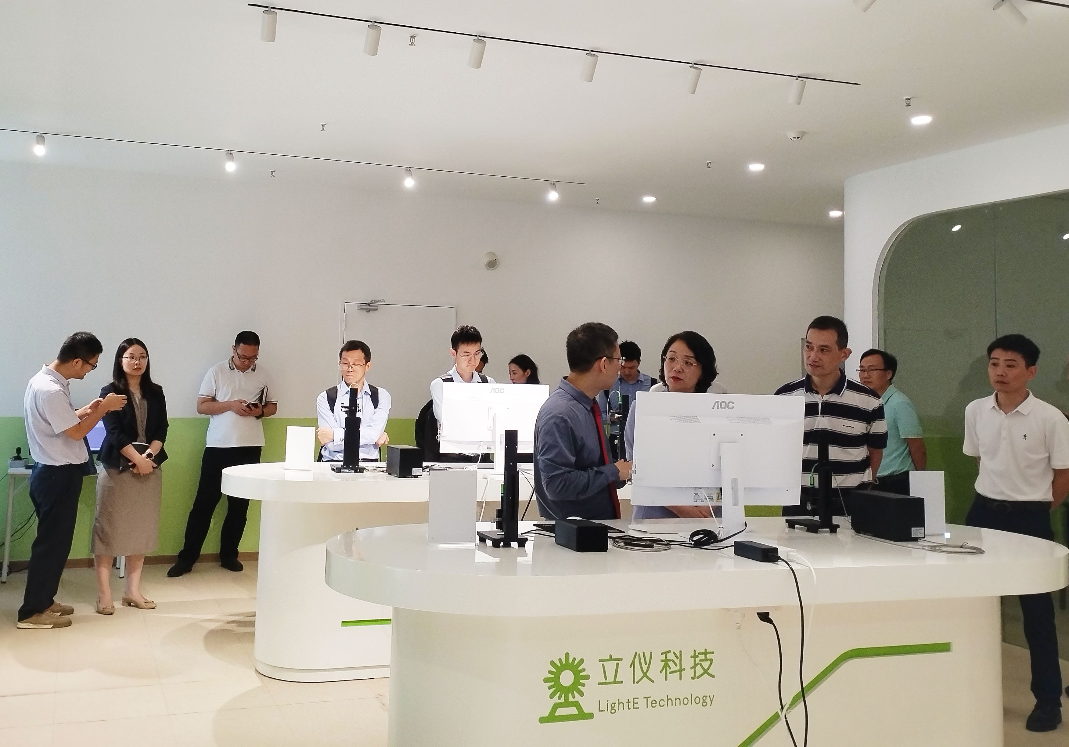 深圳市光明區(qū)副區(qū)長彭穎一行蒞臨立儀科技參觀考察